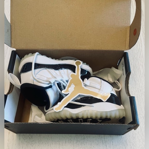 Nike Air Jordan 11 Retro - Toddler Size 3C (378040-170) - Picture 6 of 6